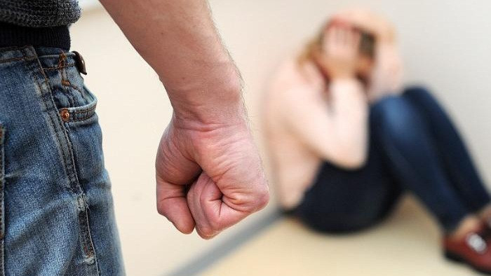 22 yaşlı gənc qapını bağladığı üçün ARVADINI DÖYDÜ