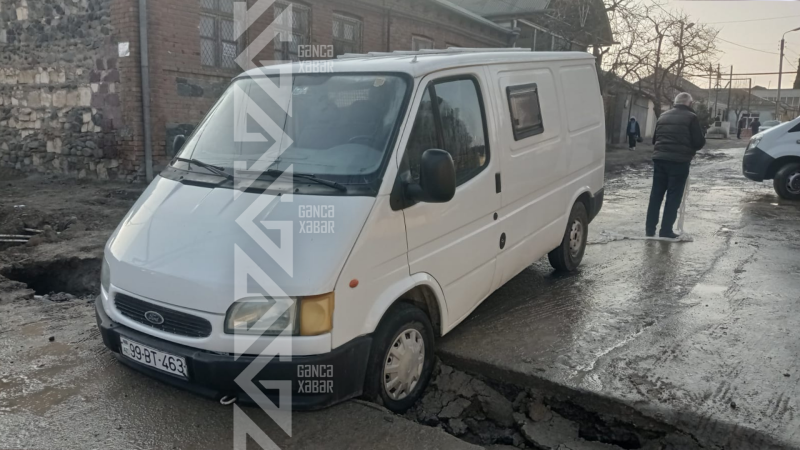 Gəncədə Ford xəndəyə düşdü - FOTO/VİDEO