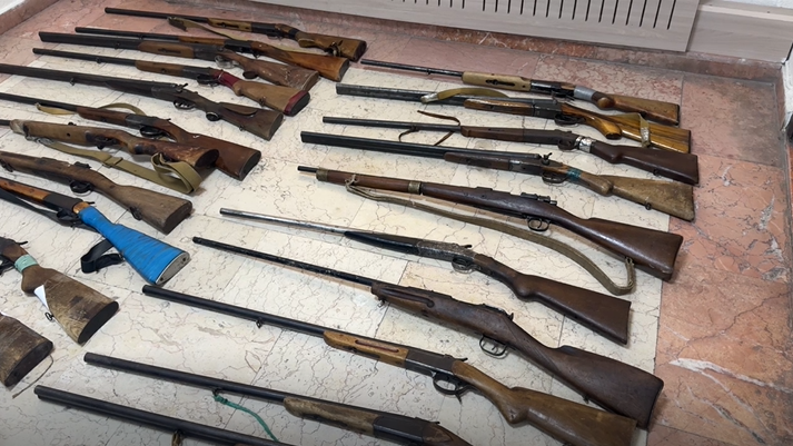 Qanunsuz saxlanılan silahlar polisə təhvil verilib
