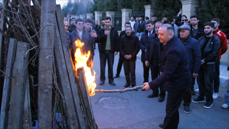 Tələbələr Od çərşənbəsini tonqal ətrafında qeyd ediblər - FOTO