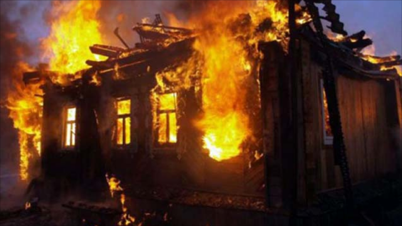 Gədəbəydə 4 otaqlı ev yanaraq külə dönüb