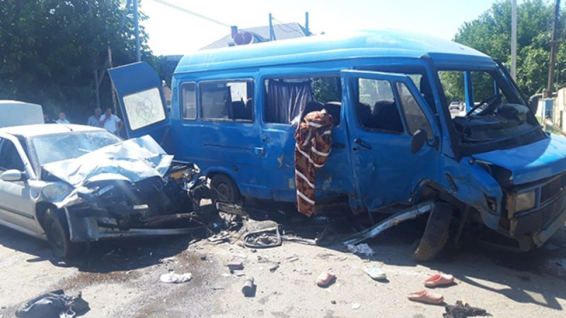 Mikroavtobusla minik maşını toqquşdu - Yaralananlar var