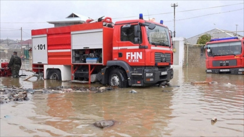 Su basmış yerlərdə köməksiz vəziyyətdə qalmış 135 nəfər təxliyə olunub