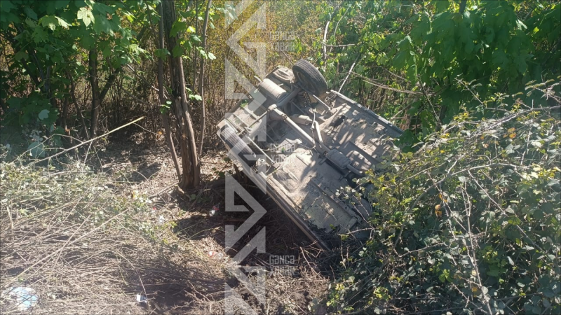 Maşın aşdı, xəsarət alan olmadı - FOTO