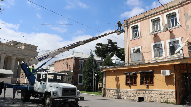 Gəncədə güclü leysandan sonra dam örtükləri təmir edilir - FOTO