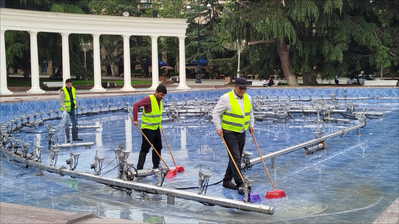 Gəncənin mərkəzində fəvvarələr təmizlənib - FOTO