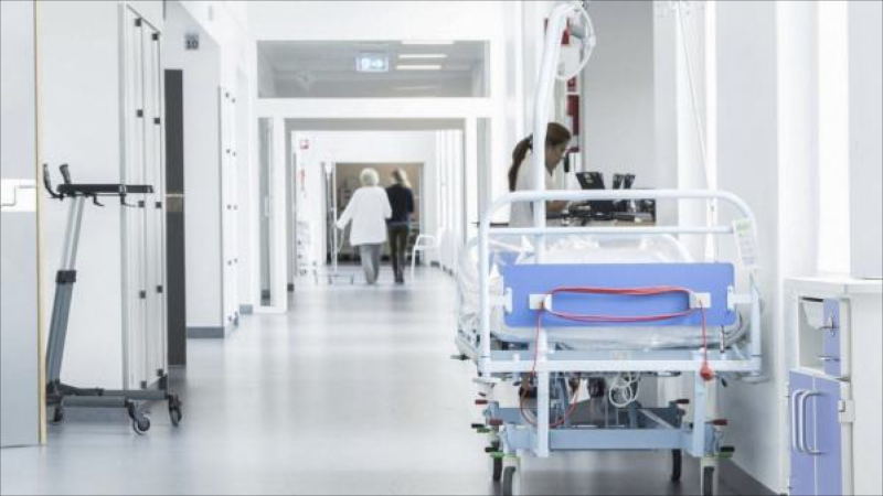 Sərxoş sürücü maşının pəncərəsini sındırdı, xəsarət aldı