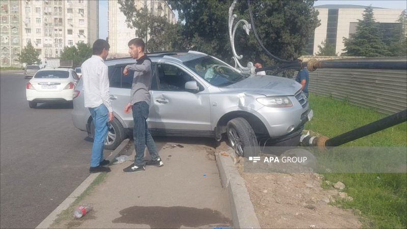 Gəncədə avtomobil dirəyə çırpılıb, xəsarət alan var