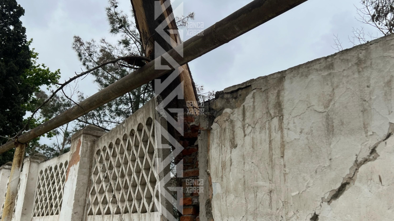 Gəncədə ağac məktəbin hasarını uçurub - VİDEO