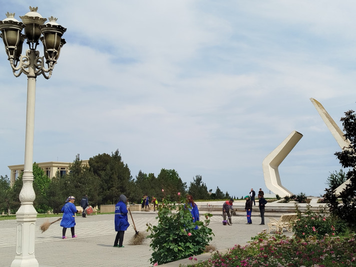 İkinci Dünya Müharibəsi qəhrəmanlarının abidələrinin ətrafında təmizlik işləri görülüb - FOTO