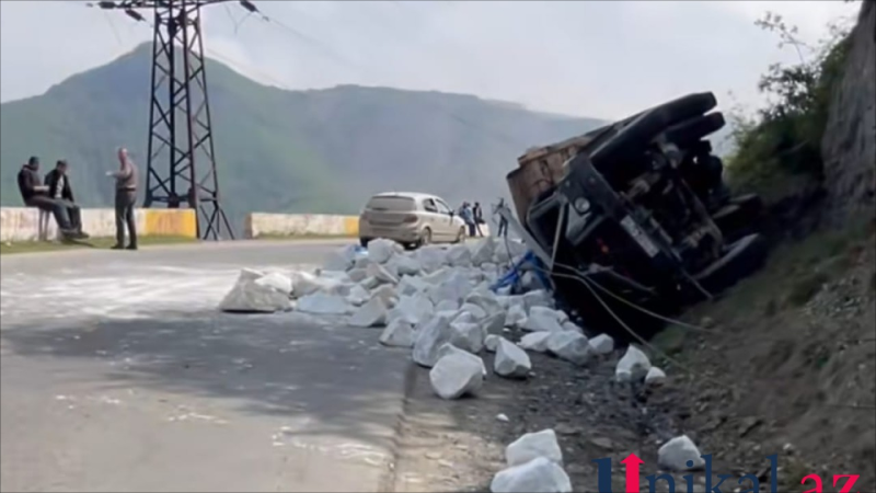 Daşkəsəndə daşla dolu yük maşını aşdı - VİDEO