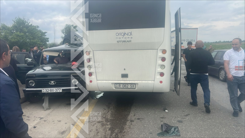 Yevlaxda avtobusla minik avtomobili toqquşdu - Xəsarət alanalar var