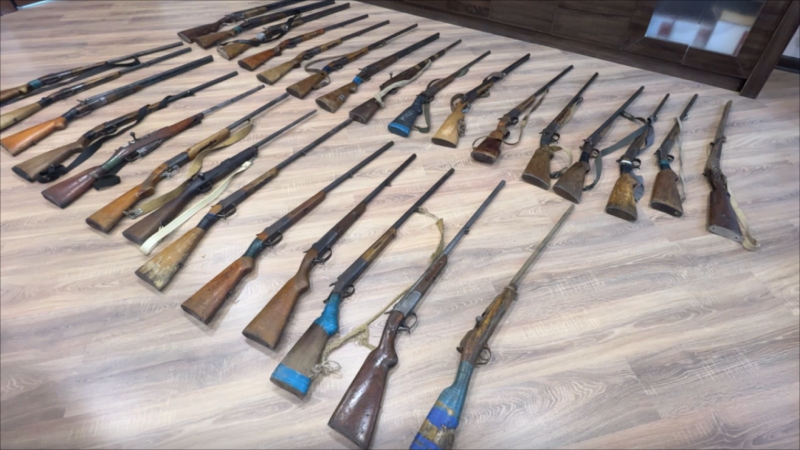 Gəncədə vətəndaşlar silahlarını polisə könüllü təhvil veriblər