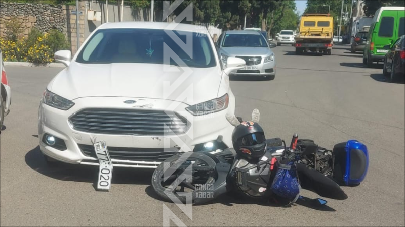 Gəncədə qadın motosikletçi qəzaya düşüb
