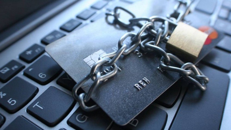 12 mini də oğurladılar, 8 manatı da