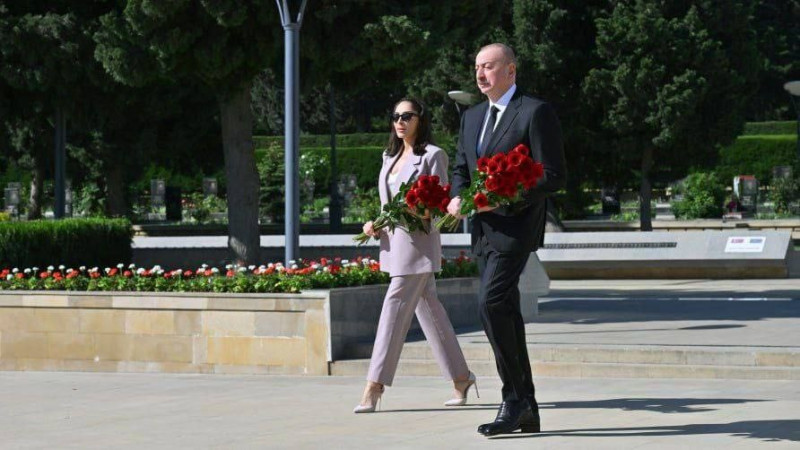 Prezident İlham Əliyev və birinci xanım Mehriban Əliyeva faşizm üzərində Qələbə uğrunda mübarizədə həlak olan Azərbaycan övladlarının xatirəsini ehtiramla anıblar - FOTO