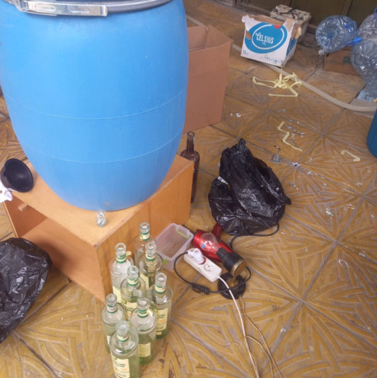 Gəncədə saxta spirtli içki istehsal edən şəxs ifşa olundu - FOTO