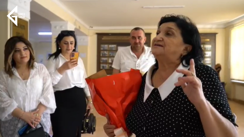 Gəncədə şagirdlərin müəllimələrinə sədaqəti - VİDEO