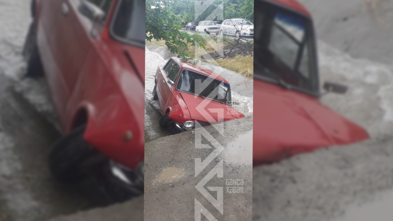 Avtomobil su kanalına düşdü