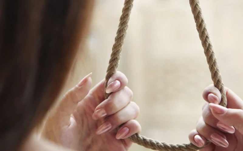 Gəncədə tibb bacısı intihar edib