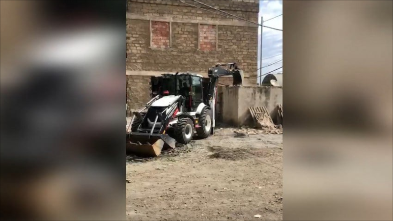 Gəncədə qanunsuz tikili sökülüb