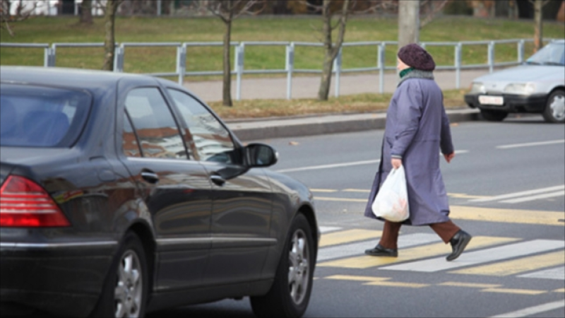 Gəncədə yaşlı qadını avtomobil vurub