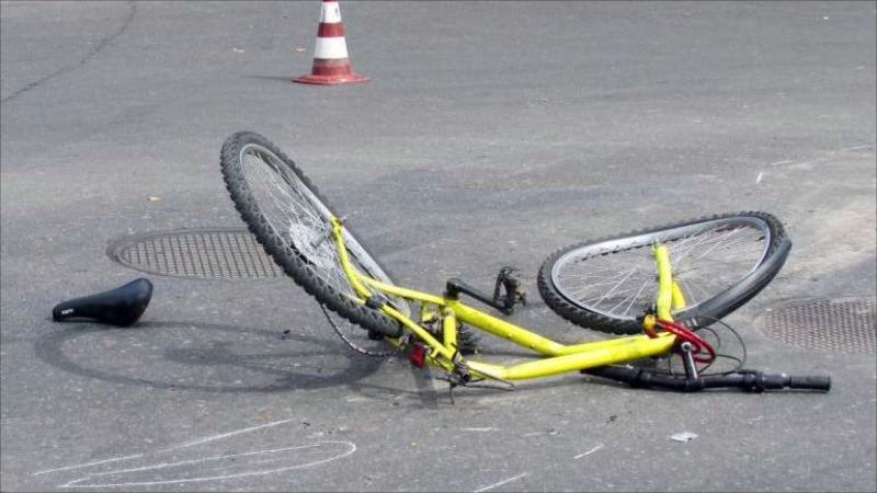 Velosipeddən yıxılan yeniyetmə ağır xəsarət alıb