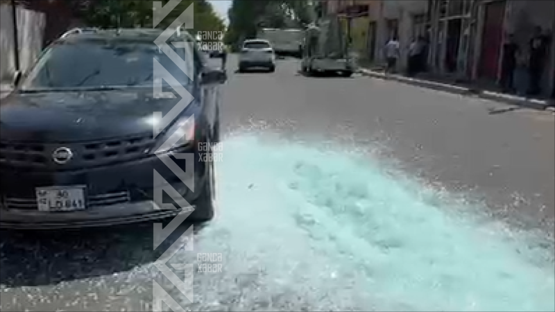 Gəncədə yük maşınından düşən şüşə yola səpələndi - VİDEO