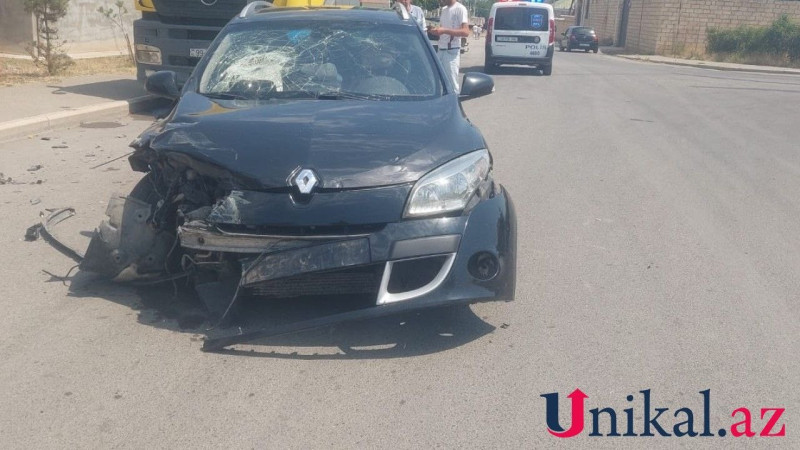 Gəncədə avtomobil yük maşınına çırpıldı - FOTO