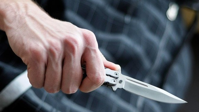 Taksi sürücüsü iki əmioğlunu bıçaqlayıb