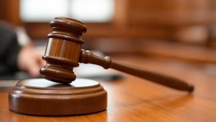 Taxta ilə bacısını döyən kişinin cinayət işinə xitam verilib