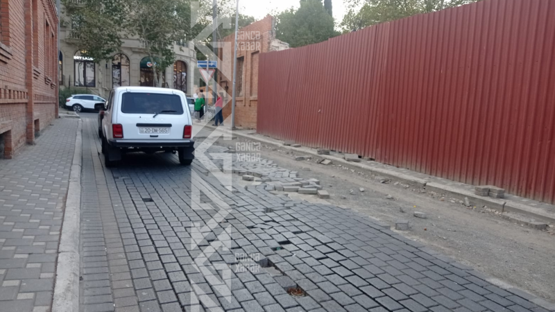 Gəncənin mərkəzində dağılan tamet daşları aylardır bərpa edilmir