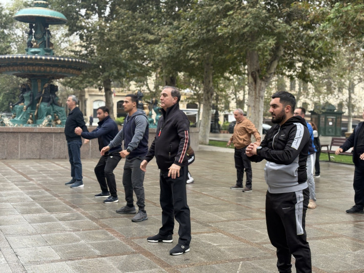 Niyazi Bayramov 1500 manatlıq ayaqqabıda idman etdi