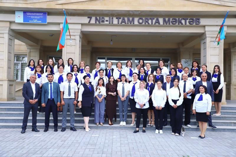 Gəncədə bu məktəbin müəllimləri vahid geyim formasına keçib Gəncədə bu məktəbin müəllimləri vahid geyim formasına keçib
