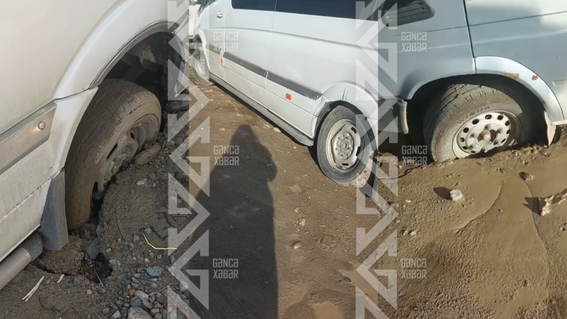 Gəncədə Mercedes avtobusu palçıqda batdı