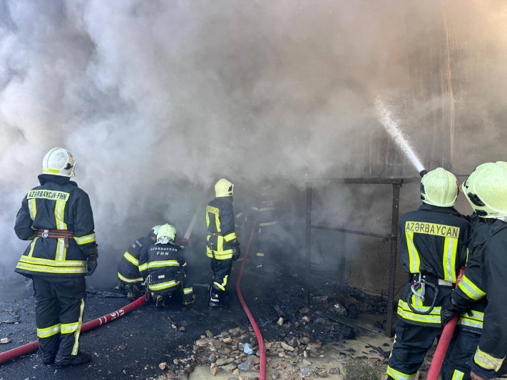 Gəncədə 4 otaqlı ev yanıb