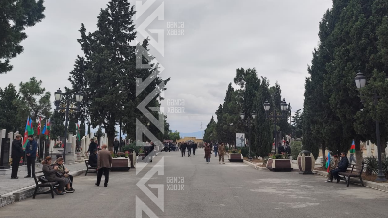 Gəncə sakinləri Şəhidlər xiyabanına axışırlar