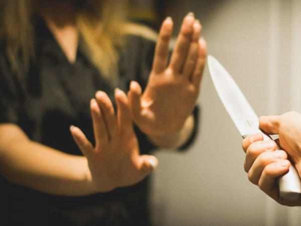 Kişi 10 manata görə dava salıb keçmiş arvadını bıçaqladı