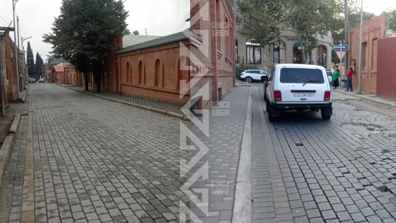 Gəncənin Sabir küçəsində yol bərpa edildi