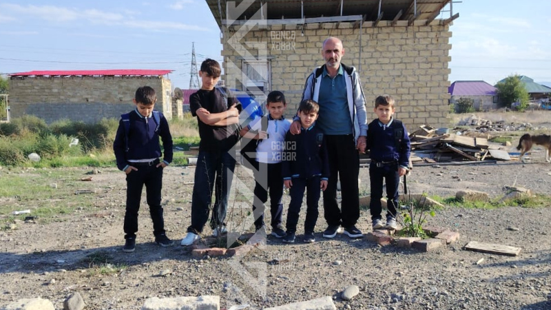 Gəncədə təkbaşına 5 uşağa baxan ata yardım istəyir