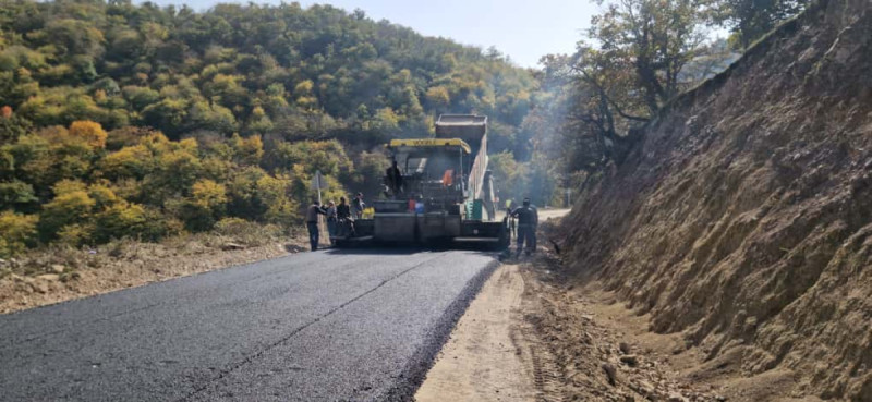 Daşkəsəndə dağ yolunda təmir işləri aparılır