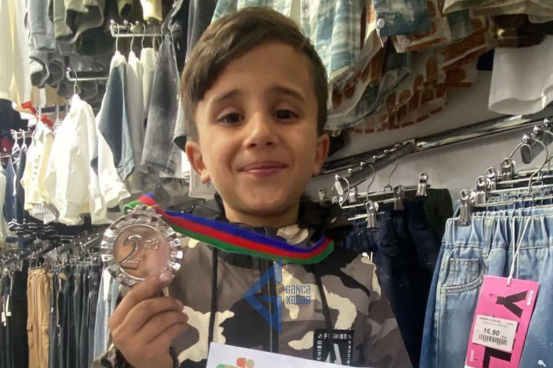 Gəncəli güləşçi fəxri kürsüyə qalxıb