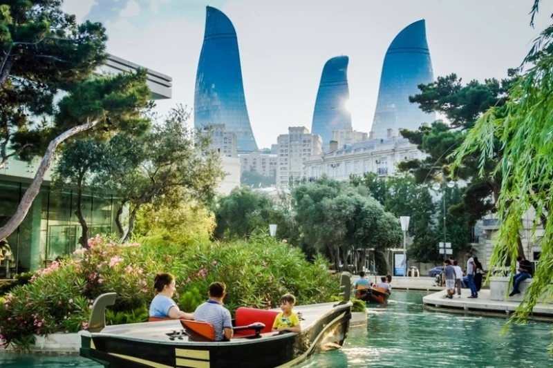 Azərbaycana yay mövsümündə gələn turistlərin sayı 5 %-dən çox azalıb Azərbaycana yay mövsümündə gələn turistlərin sayı 5 %-dən çox azalıb