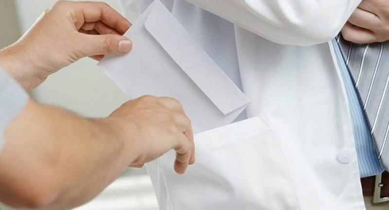 Məhkəmə rüşvətə görə həbs edilən eks-baş həkimlə bağlı qərar çıxardı Məhkəmə rüşvətə görə həbs edilən eks-baş həkimlə bağlı qərar çıxardı