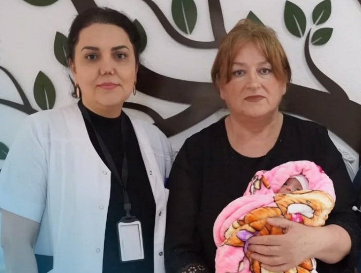 59 yaşlı qadın 23 ildən sonra ana oldu