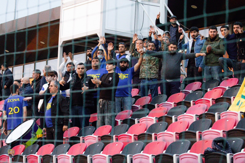 Kəpəz borc içində batır