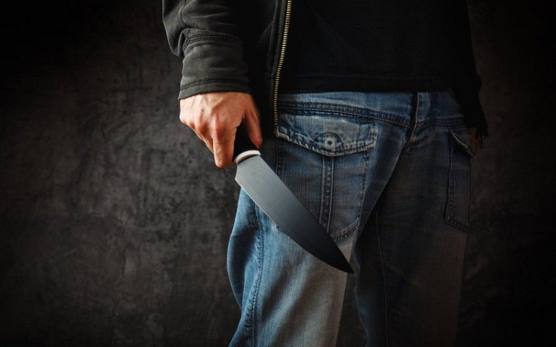 Anasının dolabda gizlənən tanışını bıçaqlayan gənclə bağlı QƏRAR