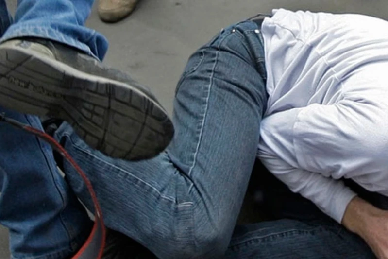 Oğul atasını döyərək öldürdü