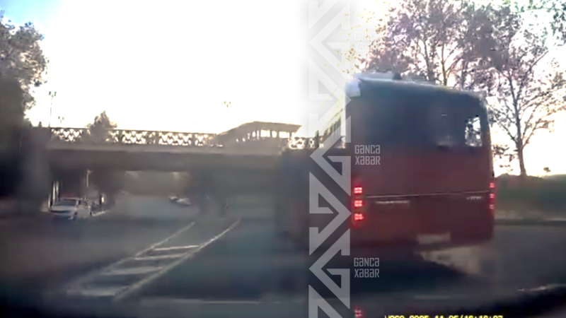 Gəncədə BakuBus avtobusu qəza şəraiti yaradıb