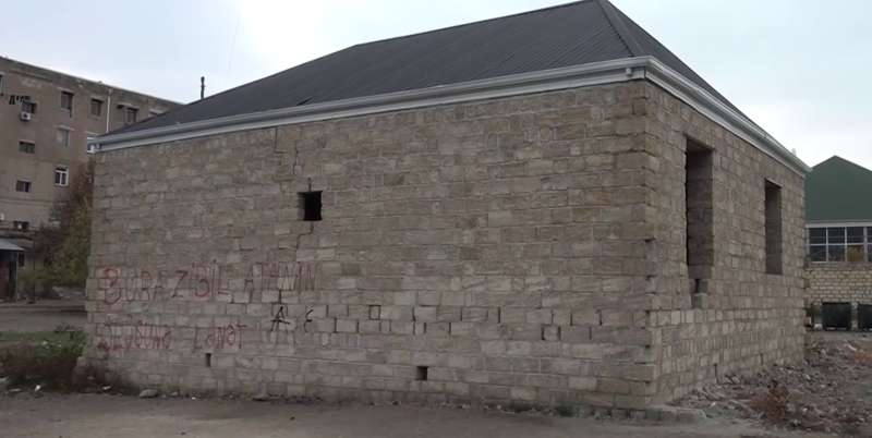 Gəncədə yaşayış binalarının ortasında qanunsuz tikili - ŞİKAYƏT